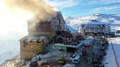 Getty Images A view of the area as fire brigades responding to a fire that broke out in a hotel in Bolu Kartalkaya Ski Center, on January 21, 2025 in Bolu, Turkiye. The death toll in the fire rose to 10 and the number of injured to 32.