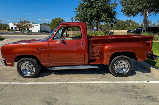 No Reserve: 1977 Dodge D100 Custom Utiline 318 4-Speed